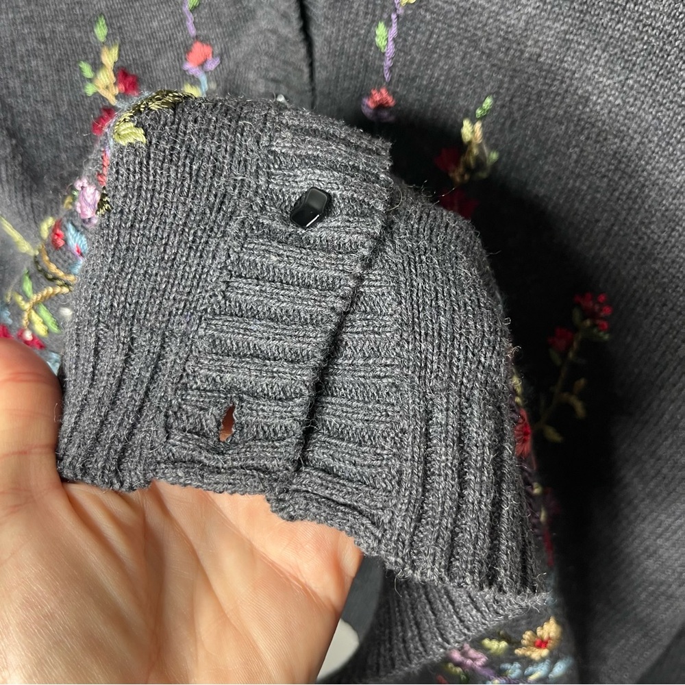 Vintage Heirloom Collectibles Grey Floral Embroidered Collared Button Cardigan - Picture 7 of 8